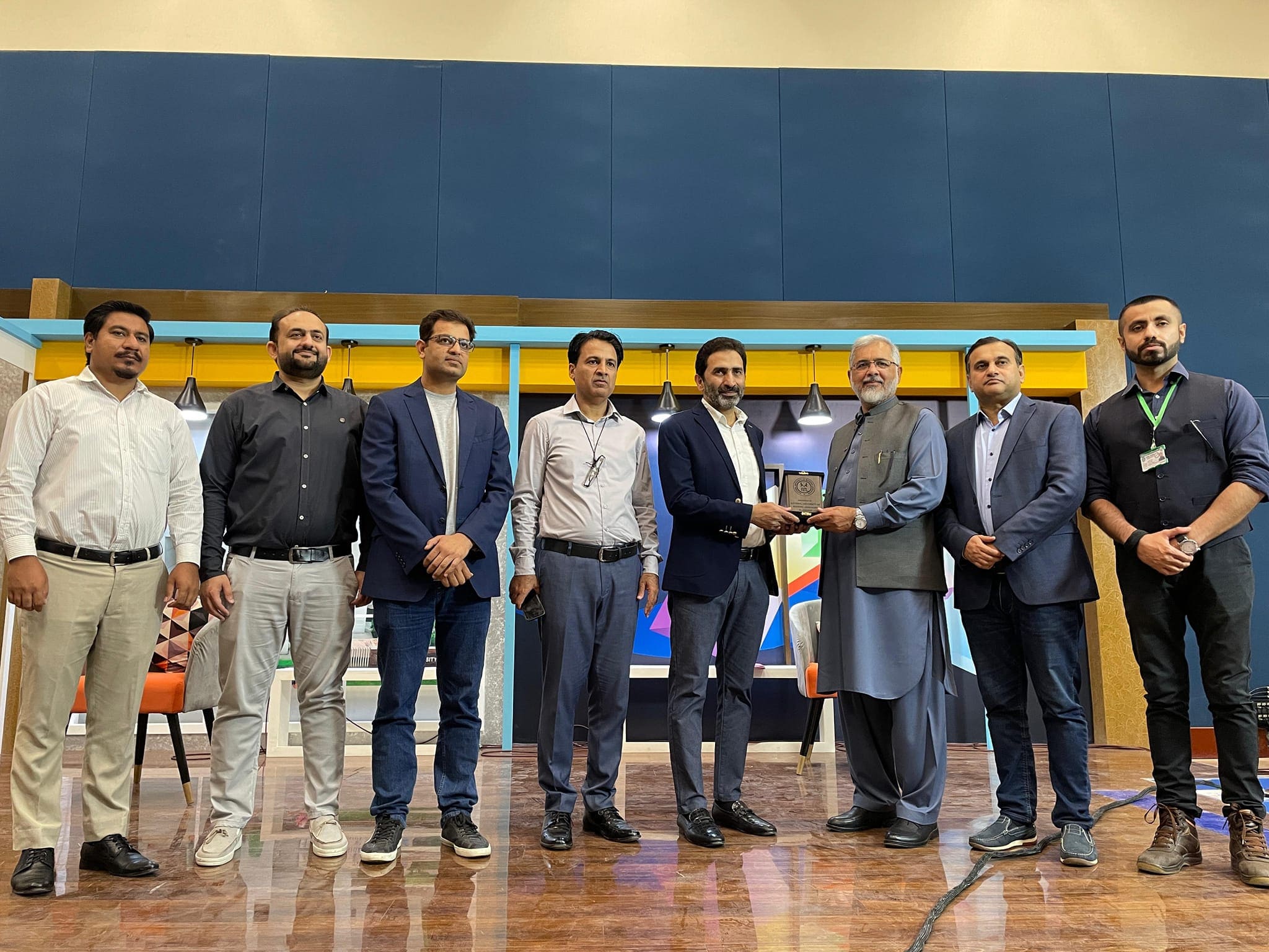DEAN Social Sciences Giving Soveniour to Nadeem Rao, CEO Apnelinks